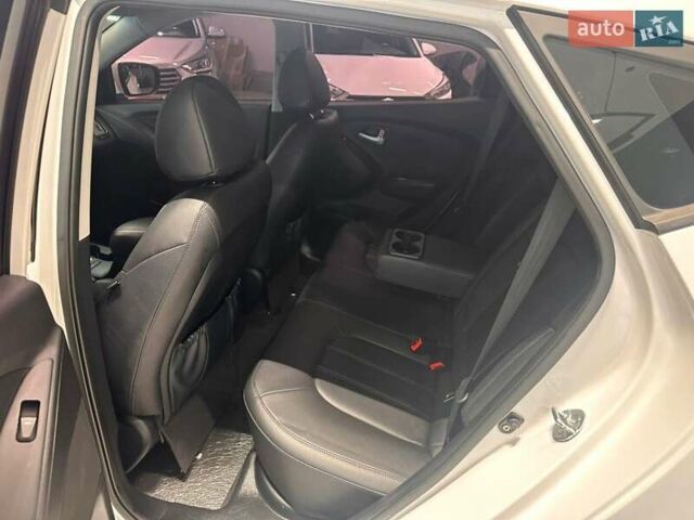 Белый Хендай Туксон, объемом двигателя 2 л и пробегом 150 тыс. км за 14500 $, фото 17 на Automoto.ua