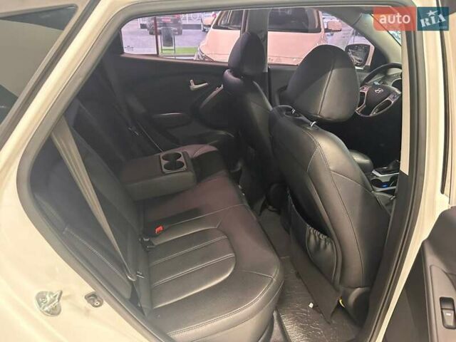 Белый Хендай Туксон, объемом двигателя 2 л и пробегом 150 тыс. км за 14500 $, фото 19 на Automoto.ua