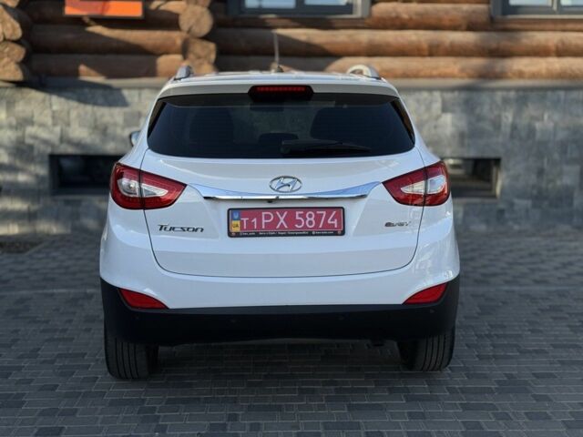 Белый Хендай Туксон, объемом двигателя 2 л и пробегом 163 тыс. км за 14000 $, фото 1 на Automoto.ua
