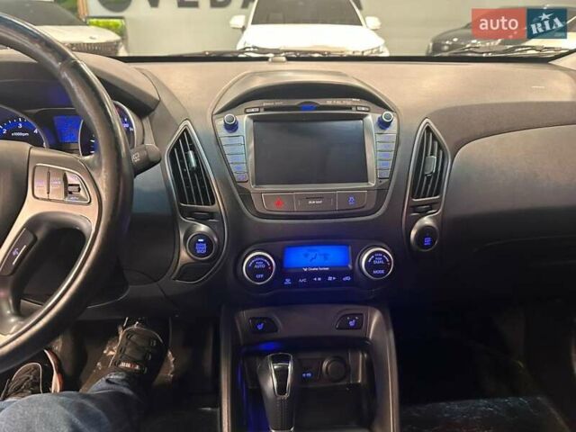 Белый Хендай Туксон, объемом двигателя 2 л и пробегом 150 тыс. км за 14500 $, фото 13 на Automoto.ua