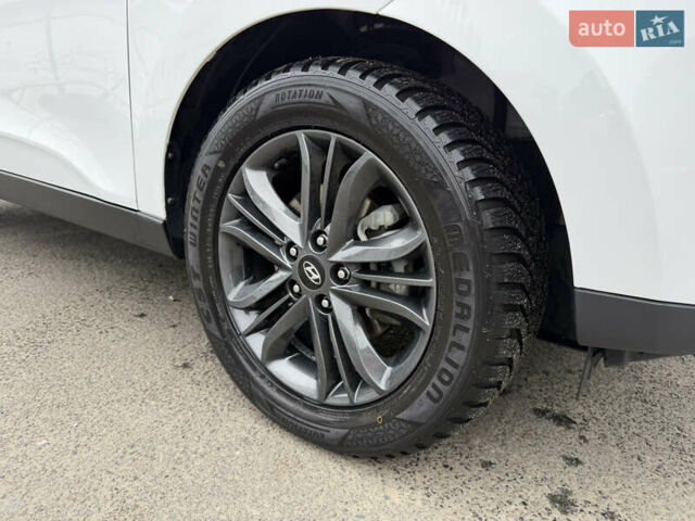 Белый Хендай Туксон, объемом двигателя 2 л и пробегом 99 тыс. км за 15500 $, фото 4 на Automoto.ua