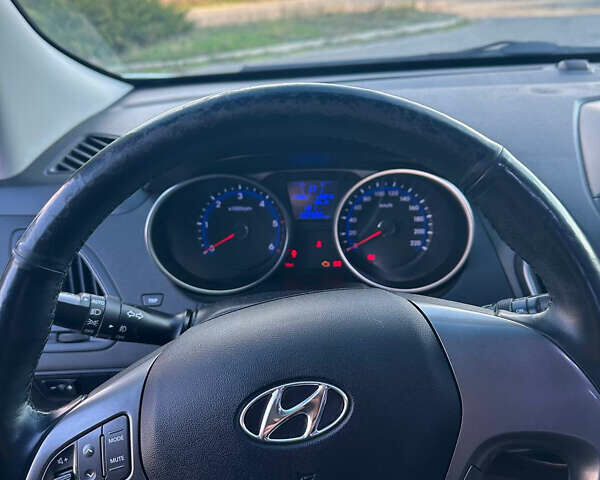 Белый Хендай Туксон, объемом двигателя 2 л и пробегом 182 тыс. км за 14900 $, фото 40 на Automoto.ua