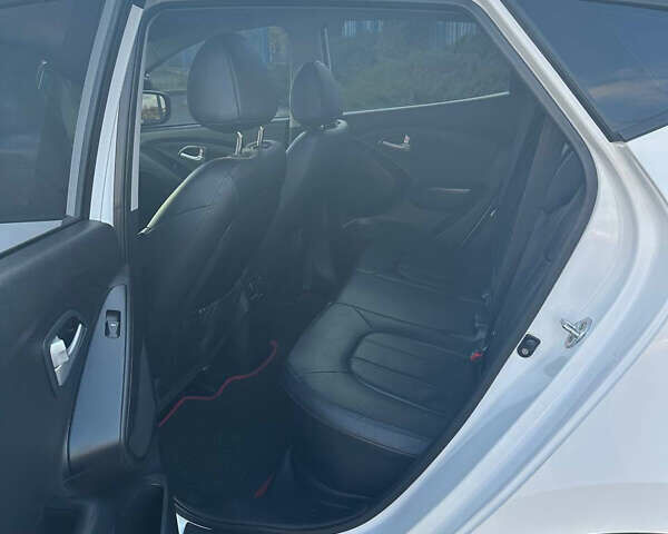 Белый Хендай Туксон, объемом двигателя 2 л и пробегом 182 тыс. км за 14900 $, фото 28 на Automoto.ua
