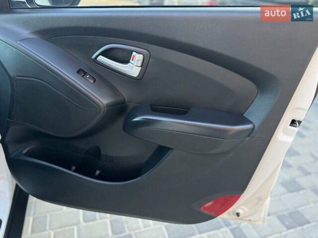 Белый Хендай Туксон, объемом двигателя 2 л и пробегом 163 тыс. км за 14200 $, фото 30 на Automoto.ua