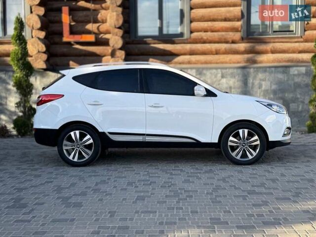 Белый Хендай Туксон, объемом двигателя 2 л и пробегом 163 тыс. км за 14200 $, фото 6 на Automoto.ua