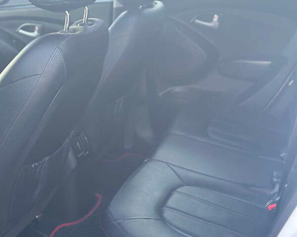 Белый Хендай Туксон, объемом двигателя 2 л и пробегом 182 тыс. км за 14900 $, фото 27 на Automoto.ua