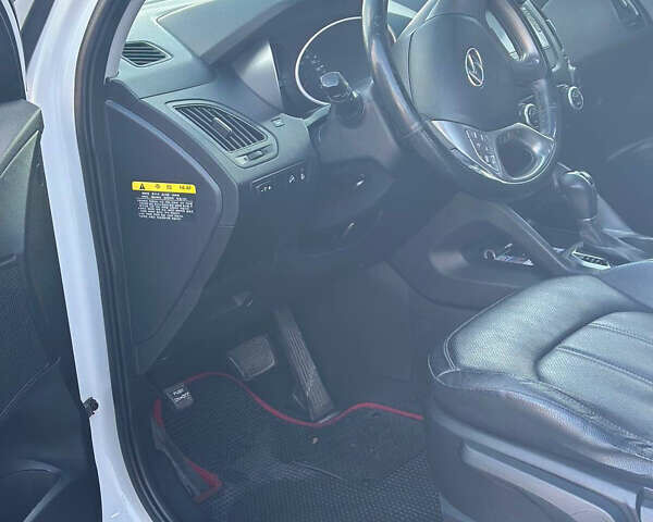 Белый Хендай Туксон, объемом двигателя 2 л и пробегом 182 тыс. км за 14900 $, фото 32 на Automoto.ua