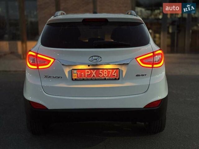 Белый Хендай Туксон, объемом двигателя 2 л и пробегом 163 тыс. км за 14200 $, фото 20 на Automoto.ua