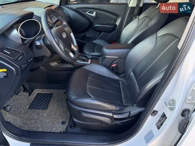 Белый Хендай Туксон, объемом двигателя 2 л и пробегом 163 тыс. км за 14200 $, фото 44 на Automoto.ua