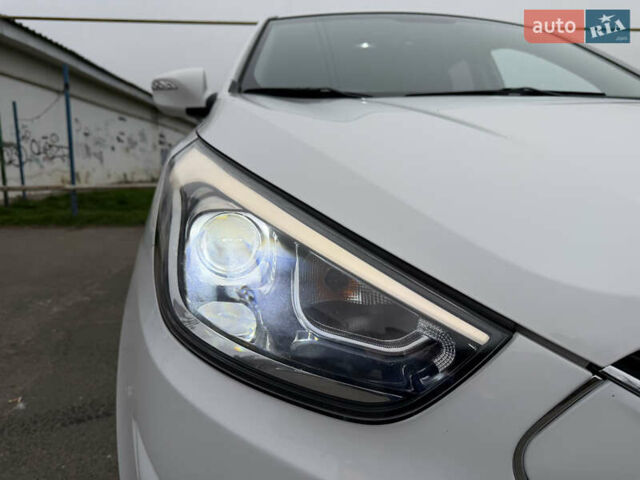 Белый Хендай Туксон, объемом двигателя 2 л и пробегом 99 тыс. км за 15500 $, фото 3 на Automoto.ua