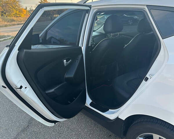 Белый Хендай Туксон, объемом двигателя 2 л и пробегом 182 тыс. км за 14900 $, фото 26 на Automoto.ua