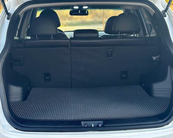 Белый Хендай Туксон, объемом двигателя 2 л и пробегом 182 тыс. км за 14900 $, фото 24 на Automoto.ua