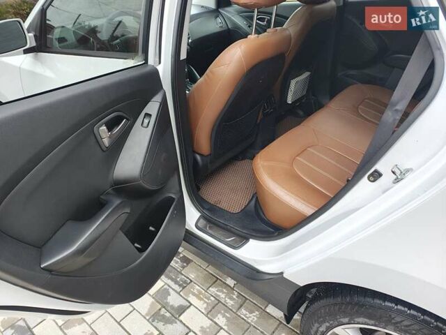 Білий Хендай Туксон, об'ємом двигуна 2.36 л та пробігом 152 тис. км за 9800 $, фото 8 на Automoto.ua