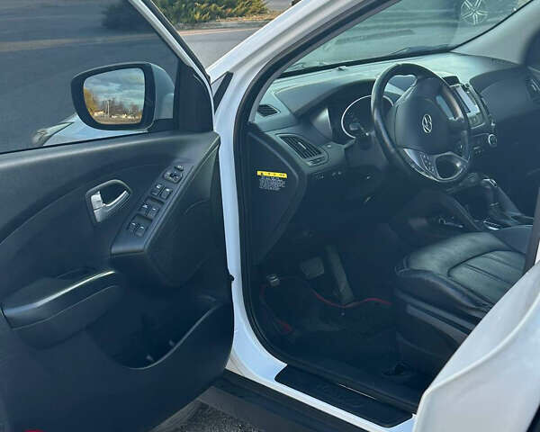 Белый Хендай Туксон, объемом двигателя 2 л и пробегом 182 тыс. км за 14900 $, фото 31 на Automoto.ua