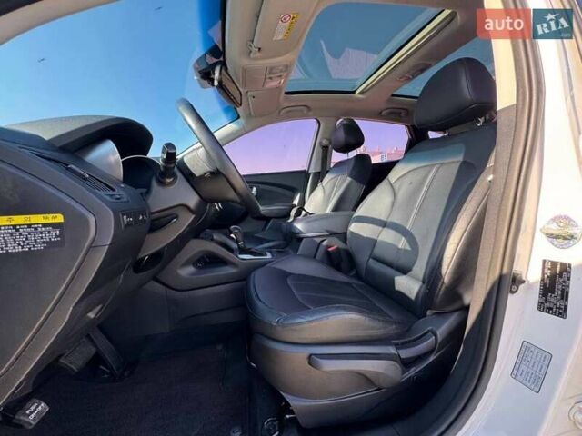 Белый Хендай Туксон, объемом двигателя 2 л и пробегом 156 тыс. км за 16400 $, фото 14 на Automoto.ua