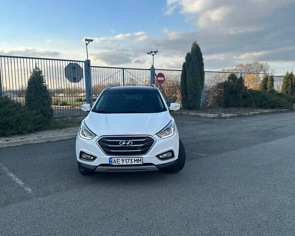 Белый Хендай Туксон, объемом двигателя 2 л и пробегом 182 тыс. км за 14900 $, фото 5 на Automoto.ua