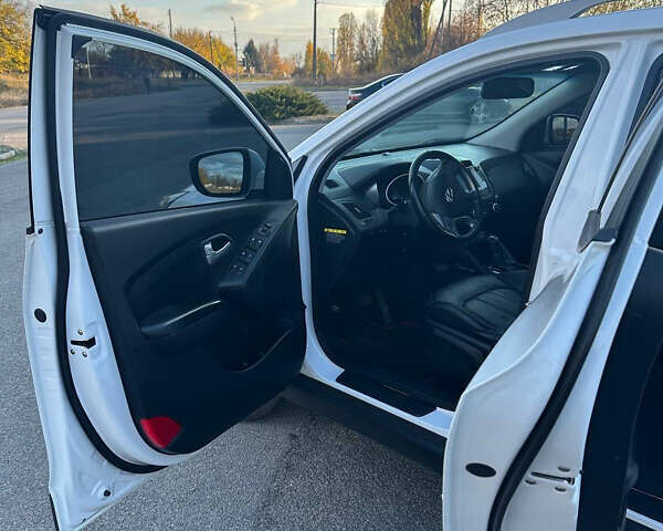 Белый Хендай Туксон, объемом двигателя 2 л и пробегом 182 тыс. км за 14900 $, фото 30 на Automoto.ua