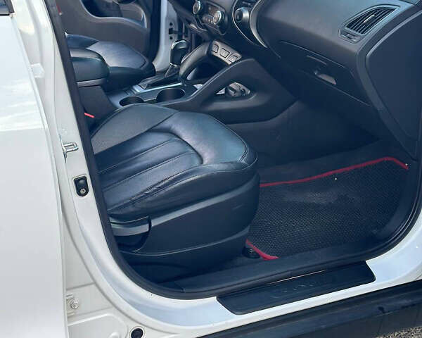 Белый Хендай Туксон, объемом двигателя 2 л и пробегом 182 тыс. км за 14900 $, фото 35 на Automoto.ua