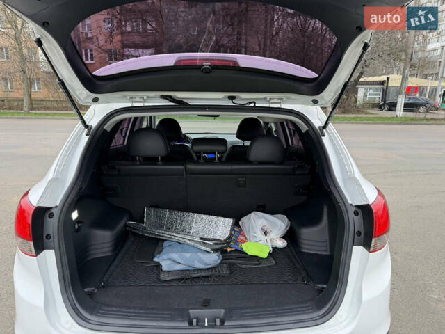 Белый Хендай Туксон, объемом двигателя 2 л и пробегом 99 тыс. км за 15500 $, фото 15 на Automoto.ua