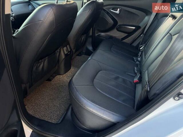 Белый Хендай Туксон, объемом двигателя 2 л и пробегом 163 тыс. км за 14200 $, фото 32 на Automoto.ua