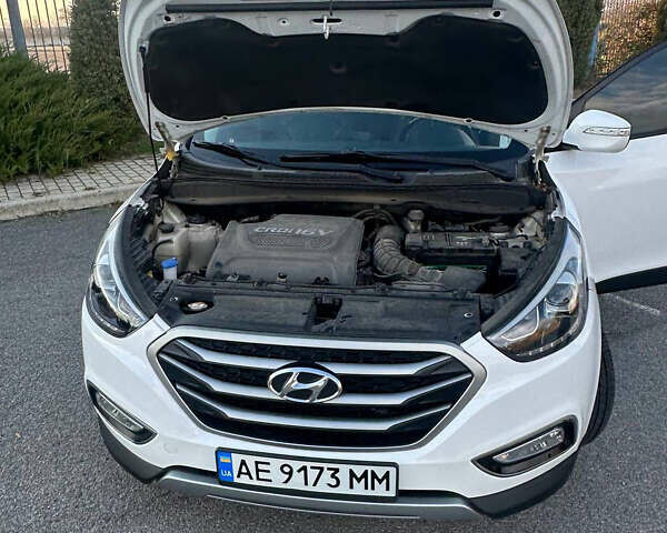 Белый Хендай Туксон, объемом двигателя 2 л и пробегом 182 тыс. км за 14900 $, фото 2 на Automoto.ua