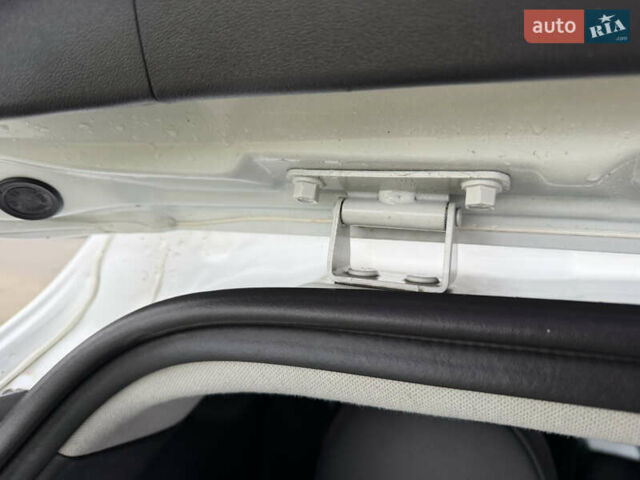 Белый Хендай Туксон, объемом двигателя 2 л и пробегом 99 тыс. км за 15500 $, фото 17 на Automoto.ua