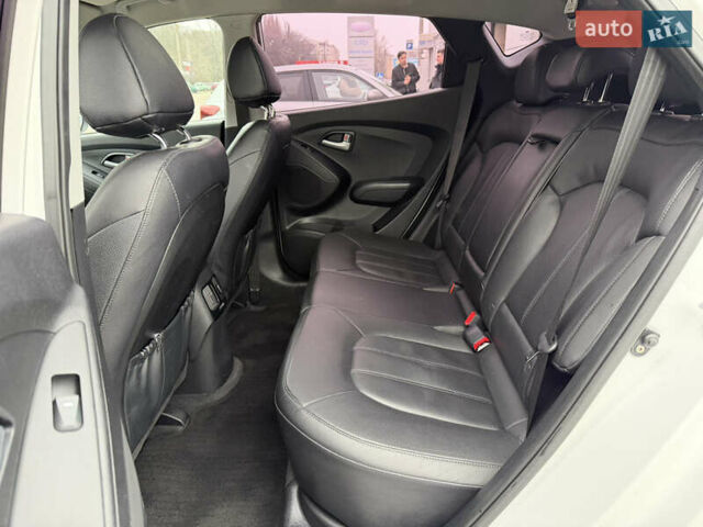 Белый Хендай Туксон, объемом двигателя 2 л и пробегом 99 тыс. км за 15500 $, фото 10 на Automoto.ua