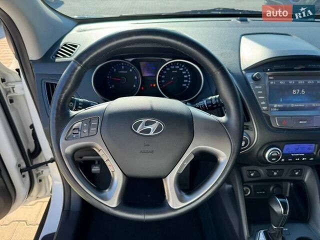 Белый Хендай Туксон, объемом двигателя 2 л и пробегом 156 тыс. км за 16400 $, фото 7 на Automoto.ua