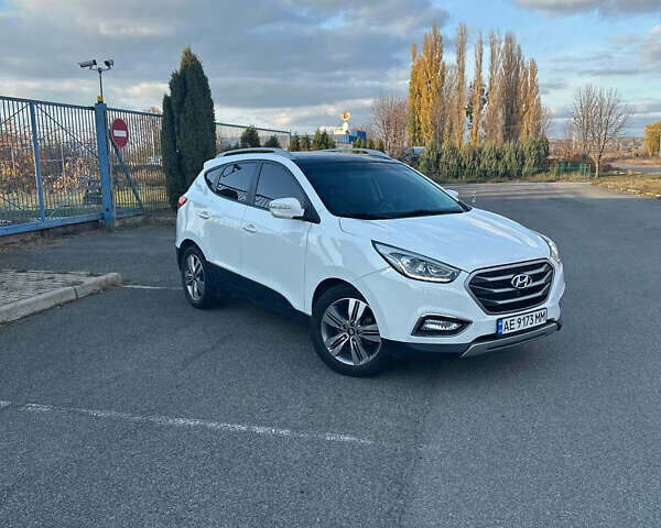 Белый Хендай Туксон, объемом двигателя 2 л и пробегом 182 тыс. км за 14900 $, фото 4 на Automoto.ua