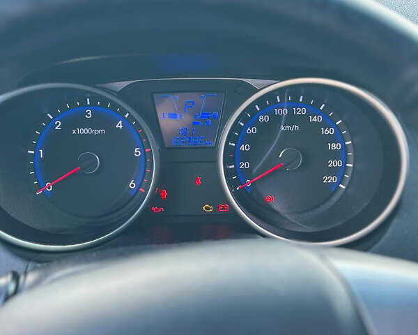 Белый Хендай Туксон, объемом двигателя 2 л и пробегом 182 тыс. км за 14900 $, фото 39 на Automoto.ua