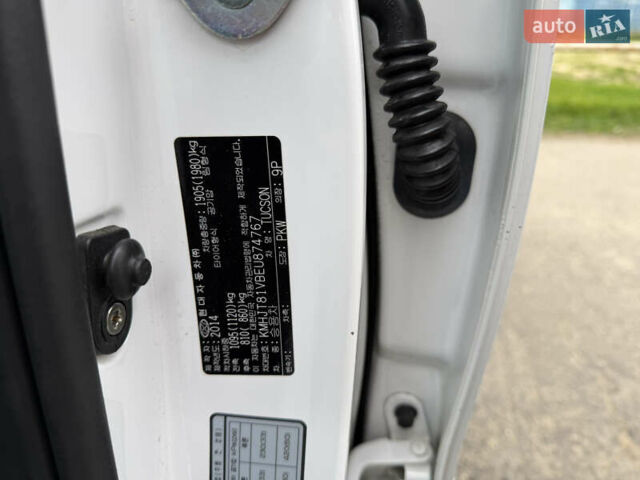 Белый Хендай Туксон, объемом двигателя 2 л и пробегом 99 тыс. км за 15500 $, фото 12 на Automoto.ua
