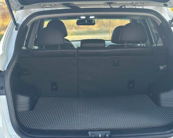 Белый Хендай Туксон, объемом двигателя 2 л и пробегом 182 тыс. км за 14900 $, фото 23 на Automoto.ua