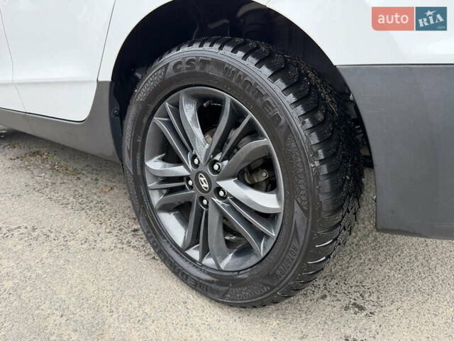 Белый Хендай Туксон, объемом двигателя 2 л и пробегом 99 тыс. км за 15500 $, фото 8 на Automoto.ua