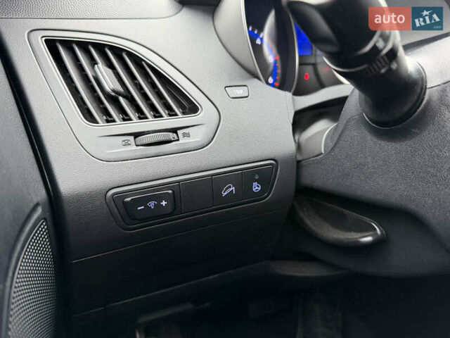 Белый Хендай Туксон, объемом двигателя 2 л и пробегом 99 тыс. км за 15500 $, фото 24 на Automoto.ua