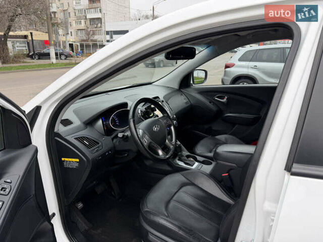 Белый Хендай Туксон, объемом двигателя 2 л и пробегом 99 тыс. км за 15500 $, фото 11 на Automoto.ua