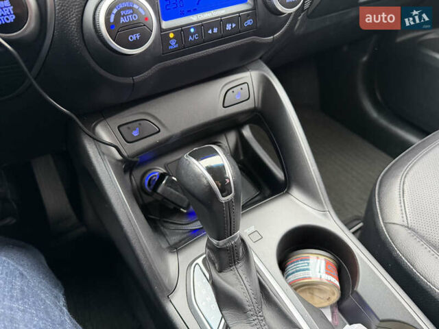 Белый Хендай Туксон, объемом двигателя 2 л и пробегом 99 тыс. км за 15500 $, фото 23 на Automoto.ua