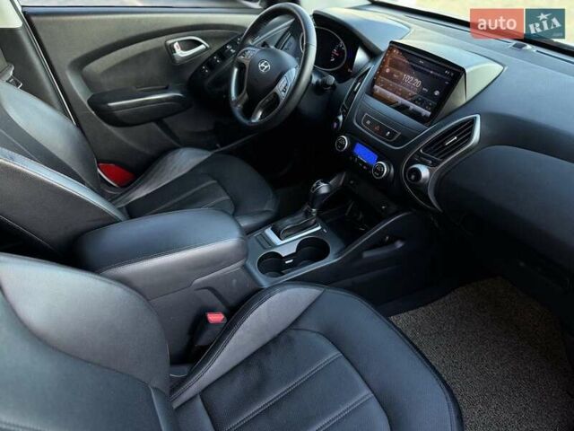Белый Хендай Туксон, объемом двигателя 2 л и пробегом 163 тыс. км за 14200 $, фото 28 на Automoto.ua