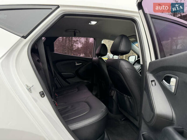 Белый Хендай Туксон, объемом двигателя 2 л и пробегом 99 тыс. км за 15500 $, фото 13 на Automoto.ua