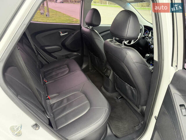 Белый Хендай Туксон, объемом двигателя 2 л и пробегом 99 тыс. км за 15500 $, фото 14 на Automoto.ua