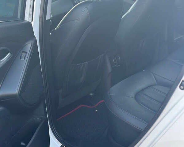 Белый Хендай Туксон, объемом двигателя 2 л и пробегом 182 тыс. км за 14900 $, фото 25 на Automoto.ua