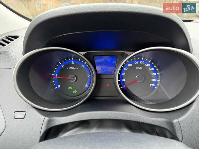 Белый Хендай Туксон, объемом двигателя 2 л и пробегом 99 тыс. км за 15500 $, фото 21 на Automoto.ua