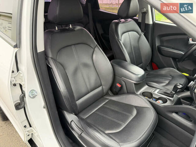 Белый Хендай Туксон, объемом двигателя 2 л и пробегом 99 тыс. км за 15500 $, фото 18 на Automoto.ua