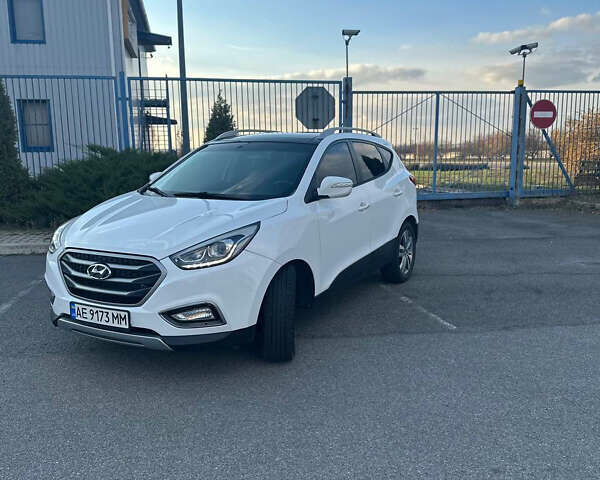 Белый Хендай Туксон, объемом двигателя 2 л и пробегом 182 тыс. км за 14900 $, фото 6 на Automoto.ua