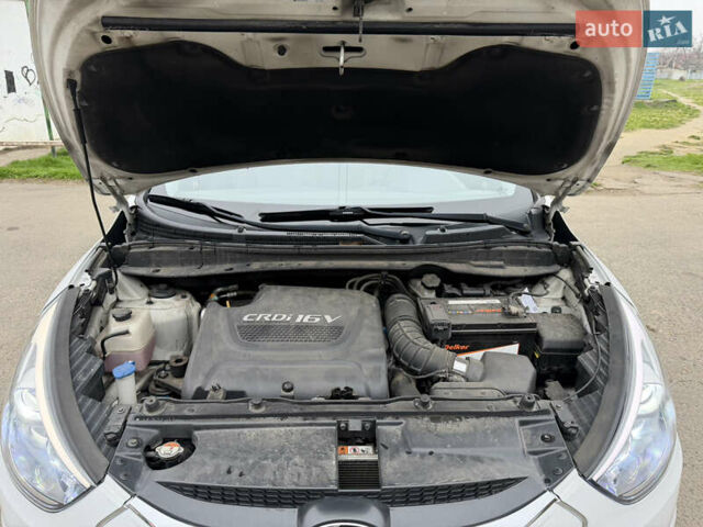 Белый Хендай Туксон, объемом двигателя 2 л и пробегом 99 тыс. км за 15500 $, фото 25 на Automoto.ua