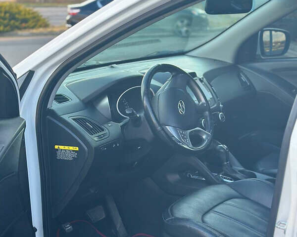 Белый Хендай Туксон, объемом двигателя 2 л и пробегом 182 тыс. км за 14900 $, фото 29 на Automoto.ua