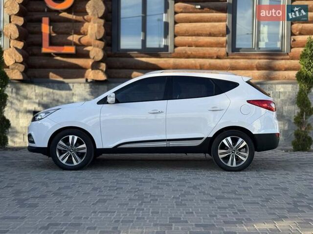 Белый Хендай Туксон, объемом двигателя 2 л и пробегом 163 тыс. км за 14200 $, фото 3 на Automoto.ua