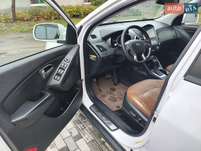 Білий Хендай Туксон, об'ємом двигуна 2.36 л та пробігом 152 тис. км за 9800 $, фото 13 на Automoto.ua