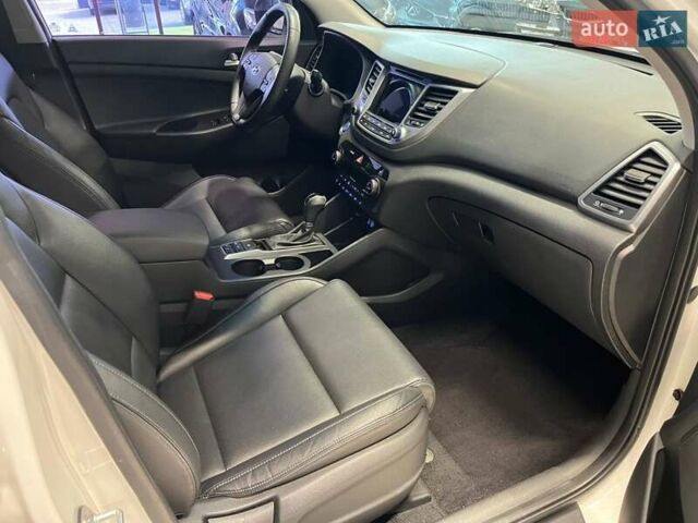 Белый Хендай Туксон, объемом двигателя 2 л и пробегом 152 тыс. км за 18800 $, фото 19 на Automoto.ua