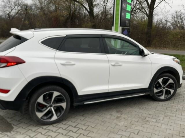 Белый Хендай Туксон, объемом двигателя 1.6 л и пробегом 156 тыс. км за 16000 $, фото 3 на Automoto.ua