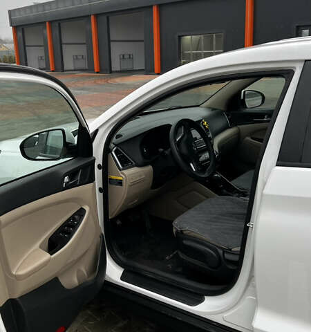 Белый Хендай Туксон, объемом двигателя 2 л и пробегом 180 тыс. км за 16300 $, фото 9 на Automoto.ua